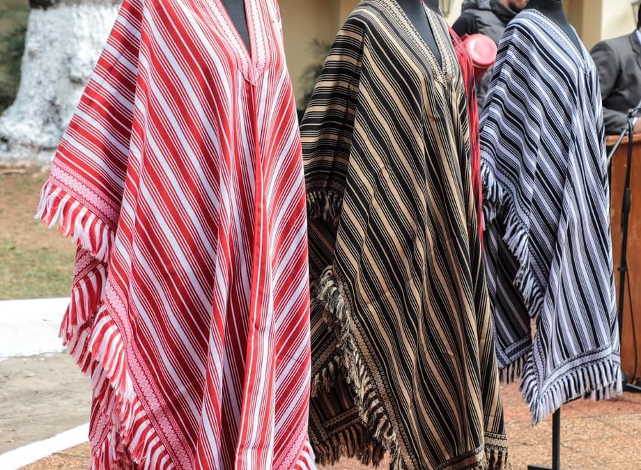 Presentan candidatura del poncho para’i de 60 listas como Patrimonio Cultural Inmaterial