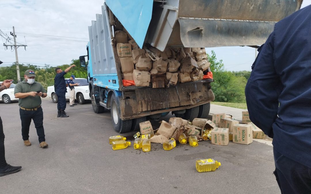 Incautan camión recolector de basura repleto de productos de contrabando