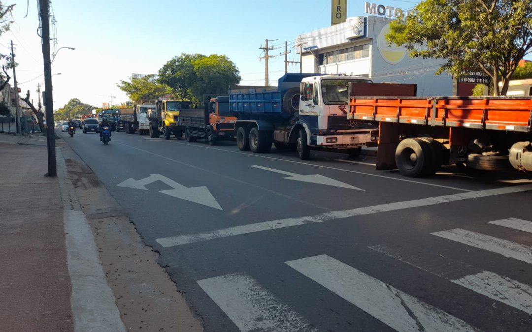 Camioneros congestionan tránsito sobre Eusebio Ayala