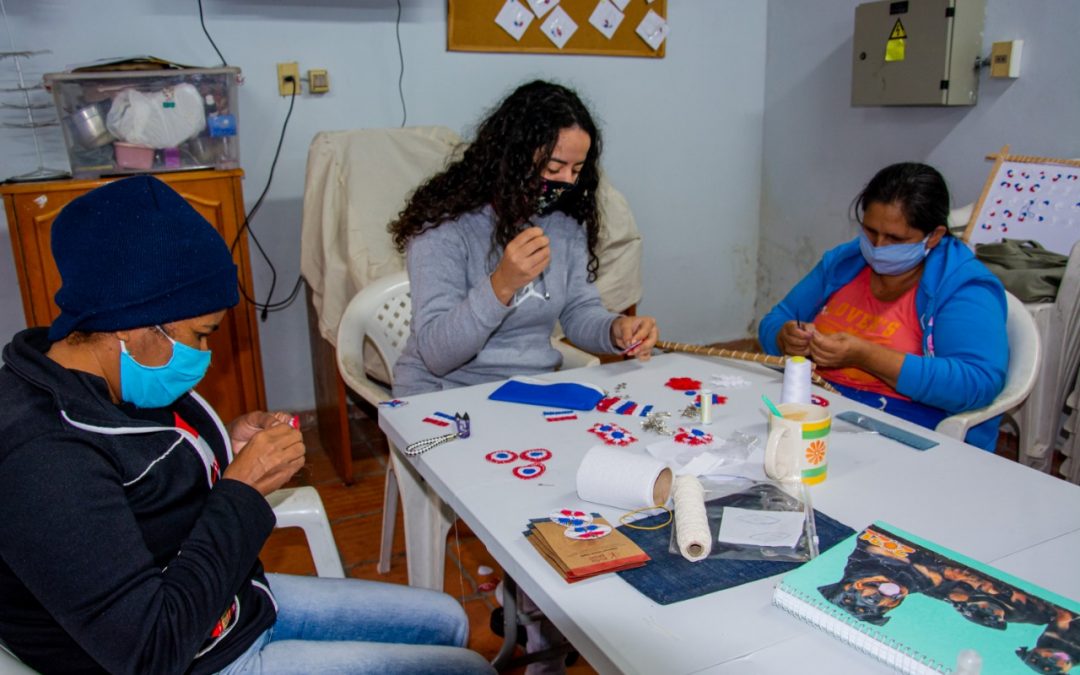 Por el mes de la Patria, privadas de libertad elaboran escarapelas