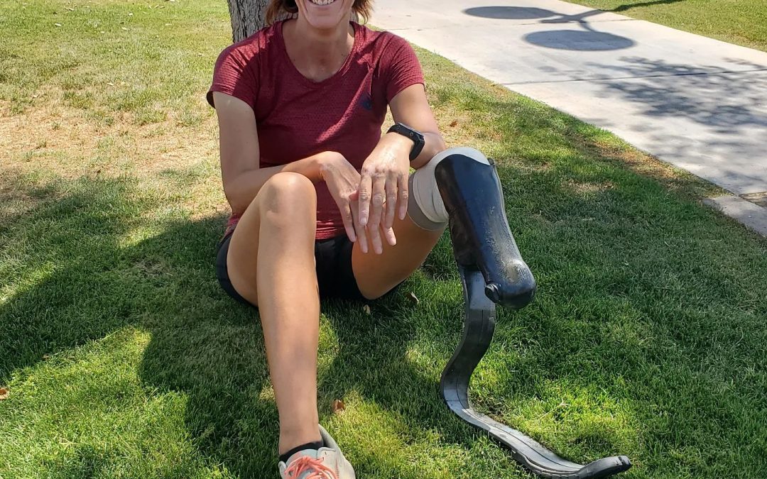Mujer corre 104 maratones en 104 días con prótesis, tras haber perdido una pierna