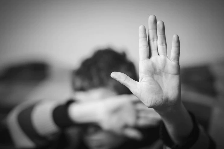 Imputan a mujer que habría abusado de su hijastro de 11 años
