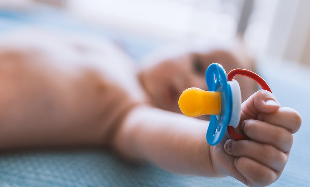Pediatra pide a madres no limpiar el chupete con la saliva