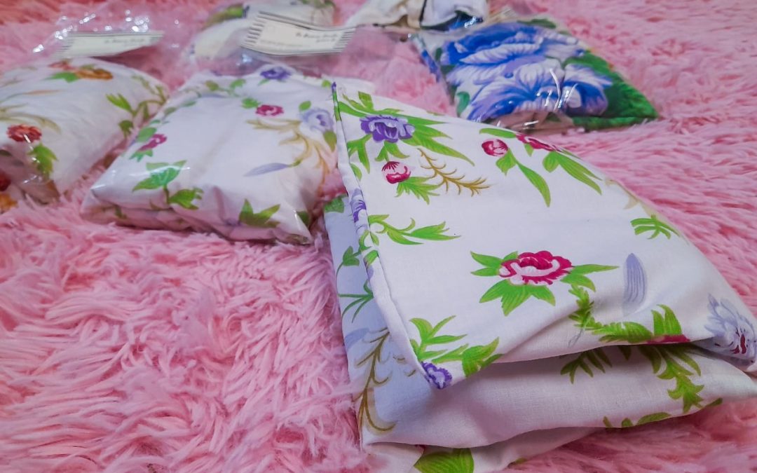 Reclusas fabrican creativas bolsas de semillas para combatir dolores