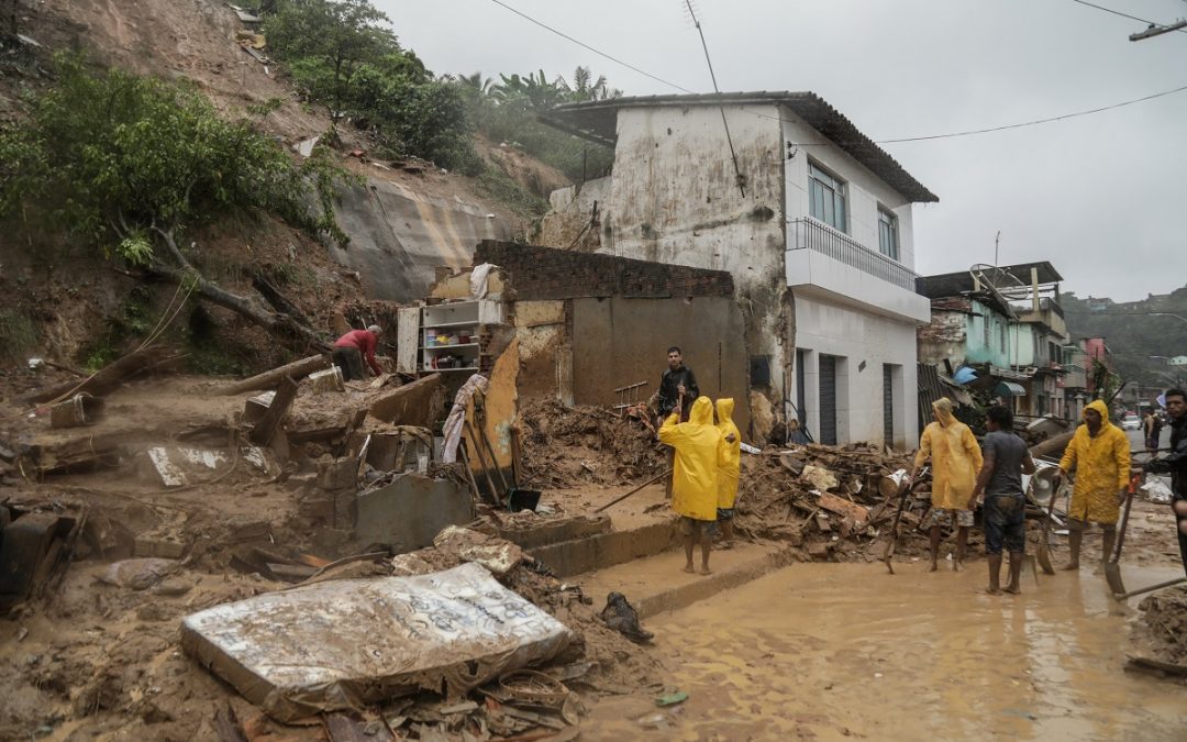 Aumentan víctimas por intensas lluvias en el nordeste de Brasil