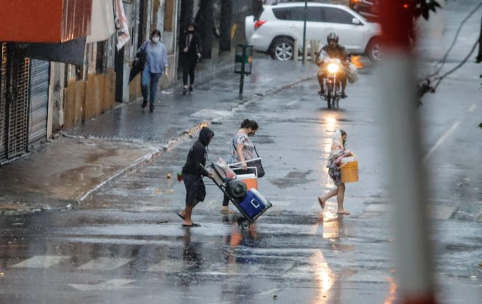 Meteorología: inicio de semana laboral con frío y lloviznas