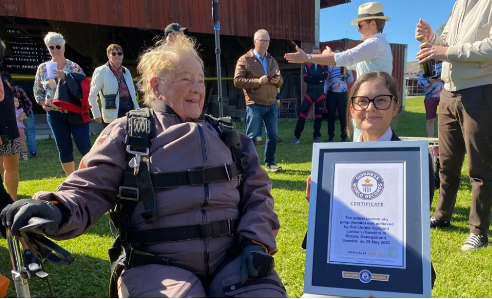 Sueca de 103 años batió récord de la persona más anciana que salta en paracaídas
