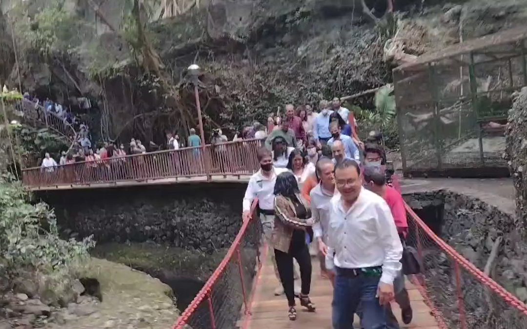 En México, un puente colgante se desplomó cuando era reinaugurado
