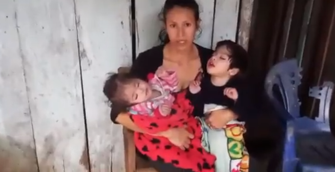 Madre pide ayuda para sus hijos con hidrocefalia y parálisis cerebral