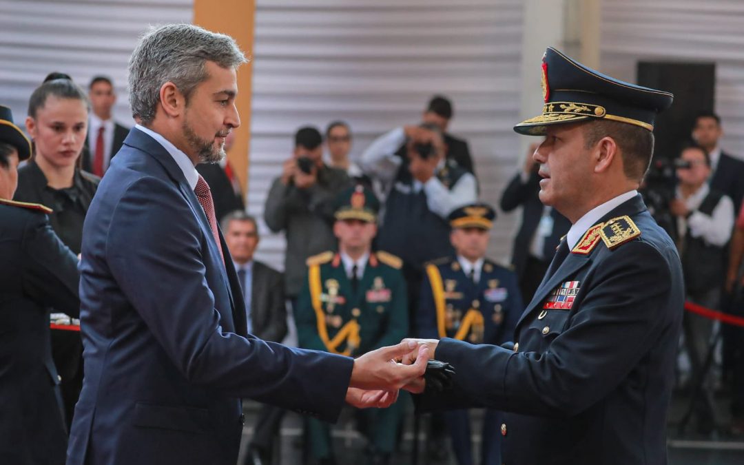 Abdo entrega bastón de mando a comandante de la Policía Nacional