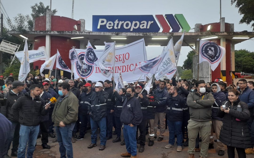 Petropar: funcionarios cierran acceso de planta, ante posible despido masivo