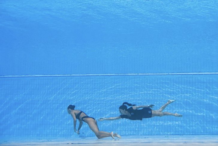 Mundial de Natación en Budapest: nadadora se desmaya, pero es rescatada a tiempo