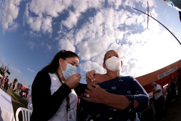 Salud destaca aumento de vacunados con dosis de refuerzo anticovid en la última semana