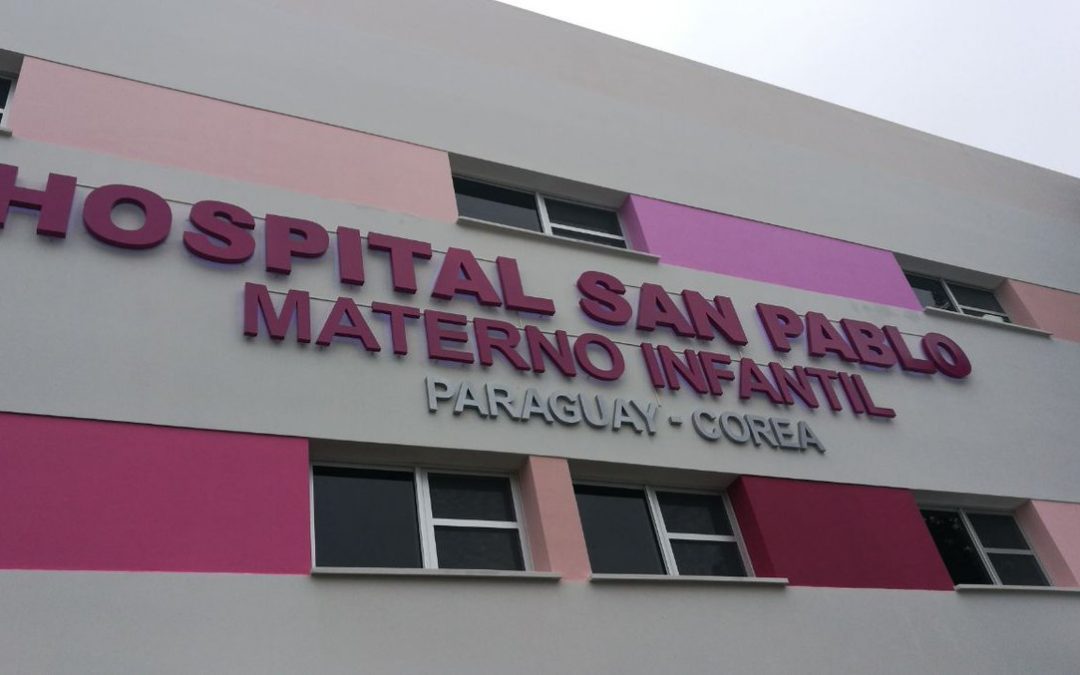 Mujer dio a luz en el baño del Hospital San Pablo y familiares denuncian negligencia
