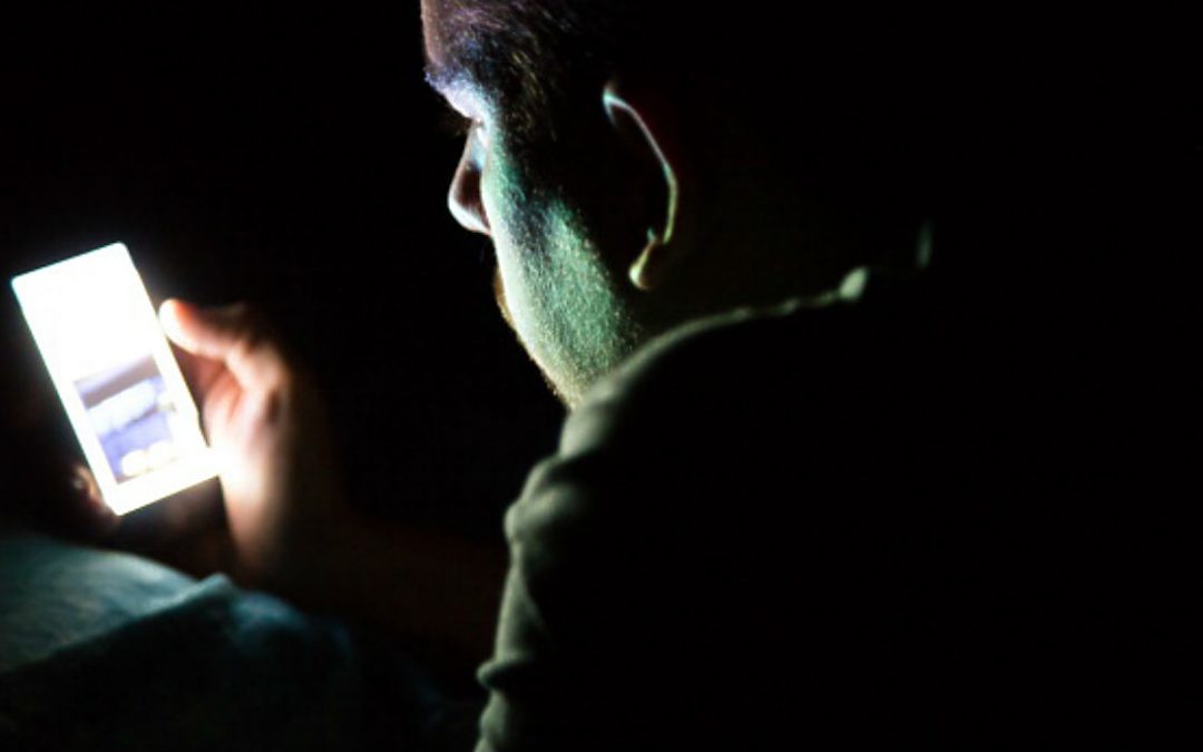 ¿Qué se debe tener en cuenta para cuidar los ojos de la luz azul de los celulares?