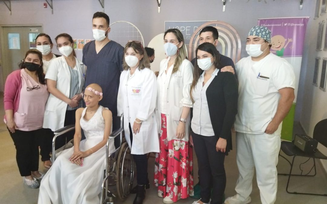 Rodeada de mucho amor, paciente oncológica tuvo su fiesta de 15 años en Clínicas