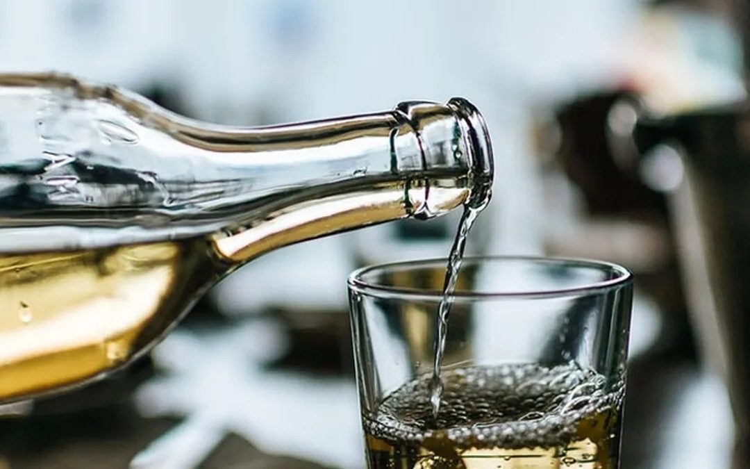 Más de 40 muertos en India por consumo de alcohol adulterado