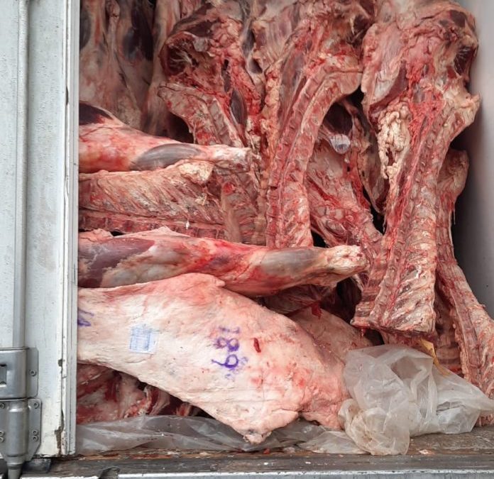 Incautan toneladas de carne y productos frutihortícolas de contrabando en Roque Alonso
