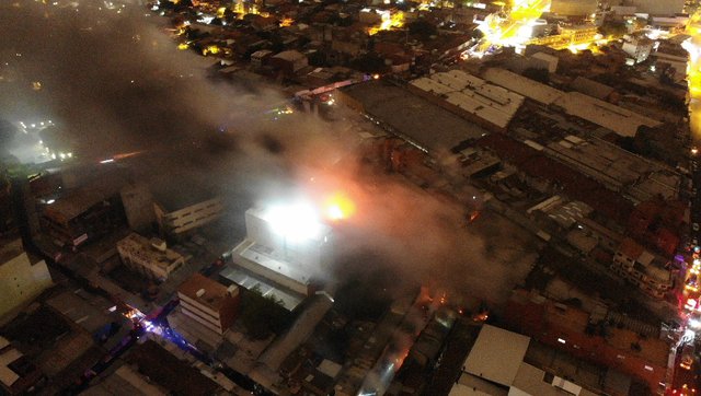 Bomberos ya controlaron incendio que consumió la Feria Aragón del Mercado 4