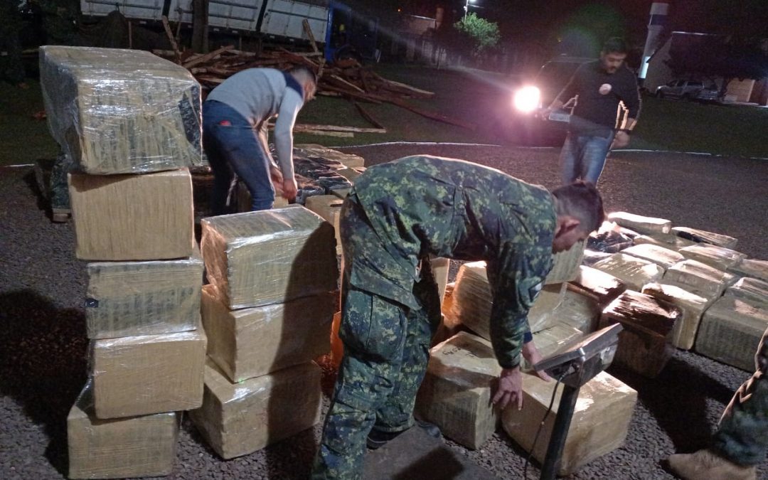Senad interceptó camión que transportaba casi 2.000 kilos de marihuana entre postes de madera