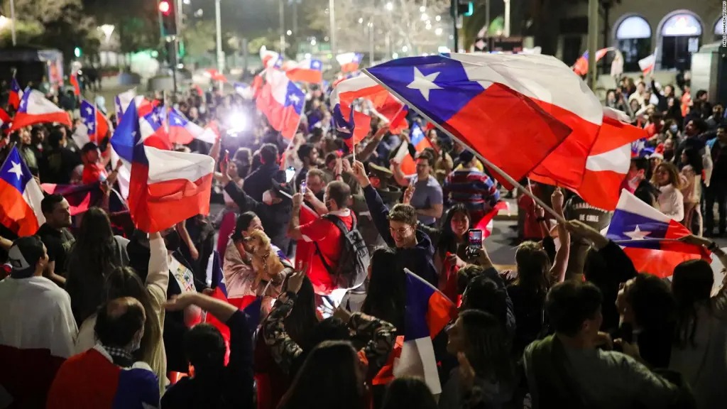 Chilenos rechazaron nueva constitución, pero aún deben encontrar un equilibro entre temas “controversiales”, resaltó analista