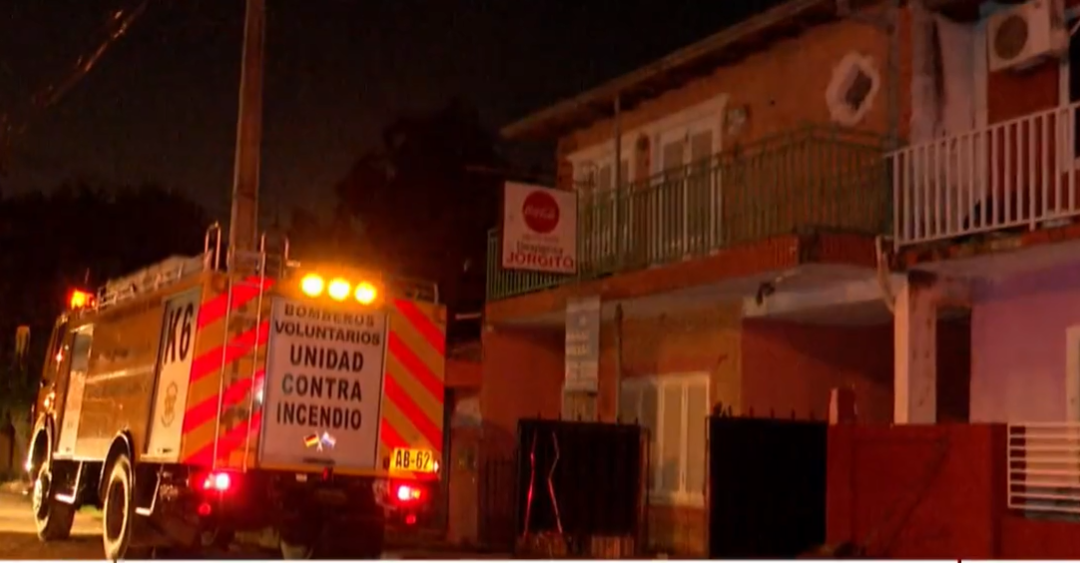 Incendio destruyó por completo parte de una vivienda en Roque Alonso
