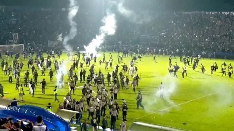 Indonesia: La Policía confirmó 125 muertos por los disturbios en el clásico del fútbol local