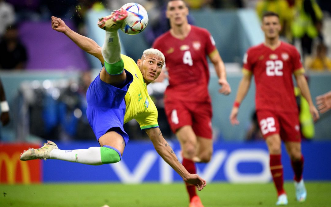 Con doblete de Richarlison, Brasil triunfa en su debut