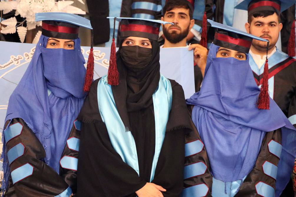 Talibanes eliminan el acceso de las mujeres a universidades