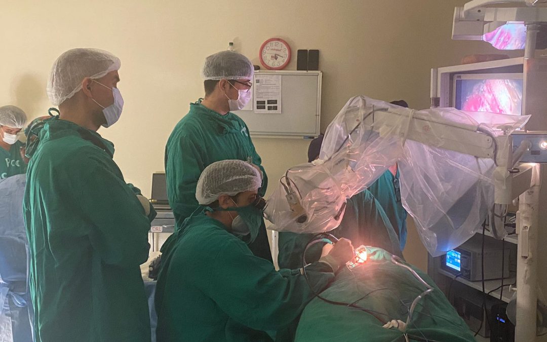 Niña recibe implante coclear en Hospital de Clínicas