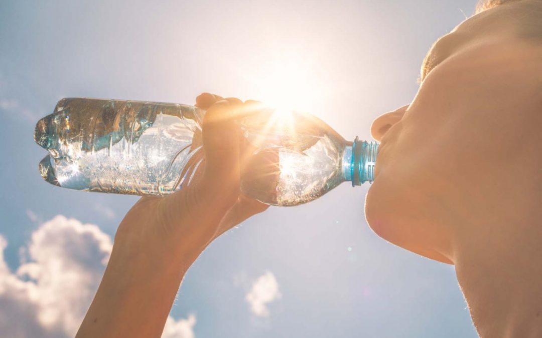Salud recuerda beneficios del consumo del agua ante olas de intenso calor