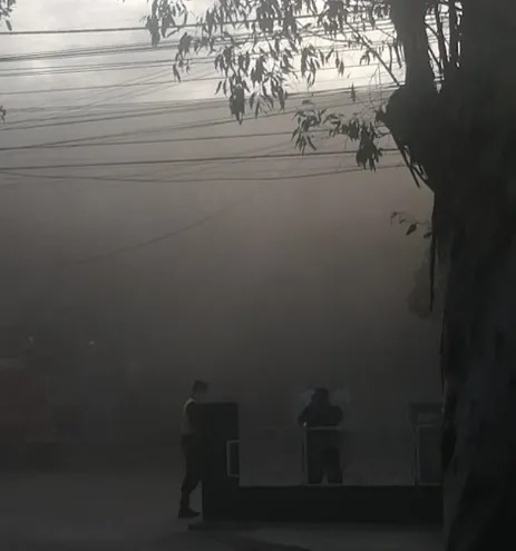 Reportan incendio de gran magnitud en local comercial sobre San Martín