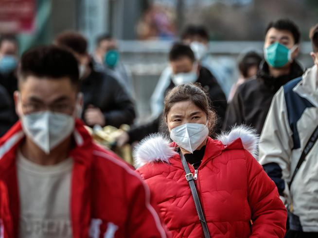 Medio millón de personas se contagian a diario de covid en una ciudad de China, reportan