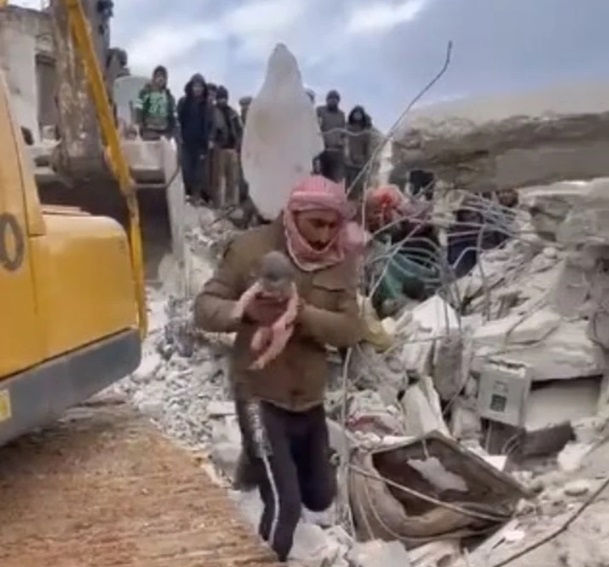 Salvan a bebé recién nacido entre escombros en Siria