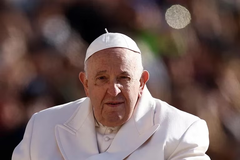 Papa Francisco seguirá internado por una infección pulmonar