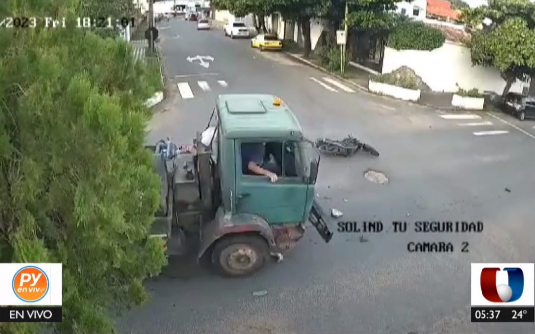 De milagro: Un motociclista se salva de ser arrollado por un camión