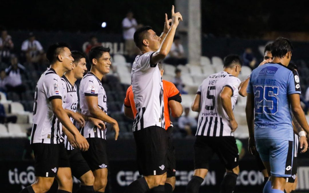 Libertad golea y se aferra a la punta del Apertura