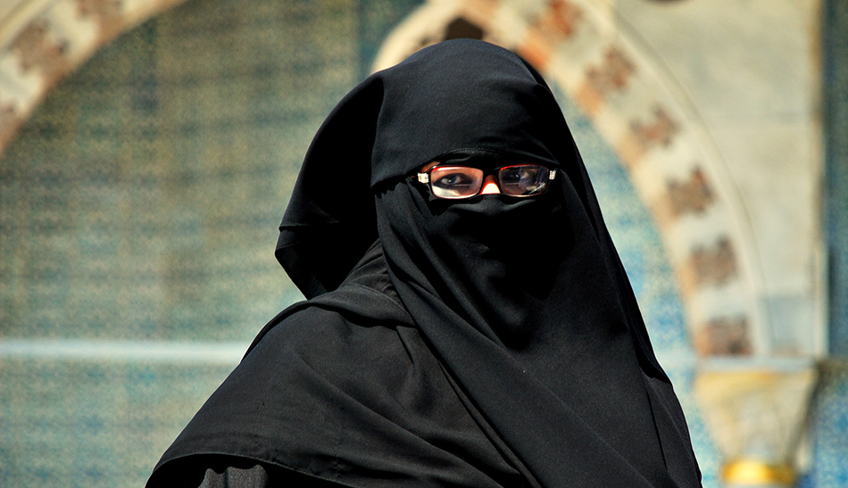 Irán: instalarán cámaras en lugares públicos para identificar a mujeres sin velo