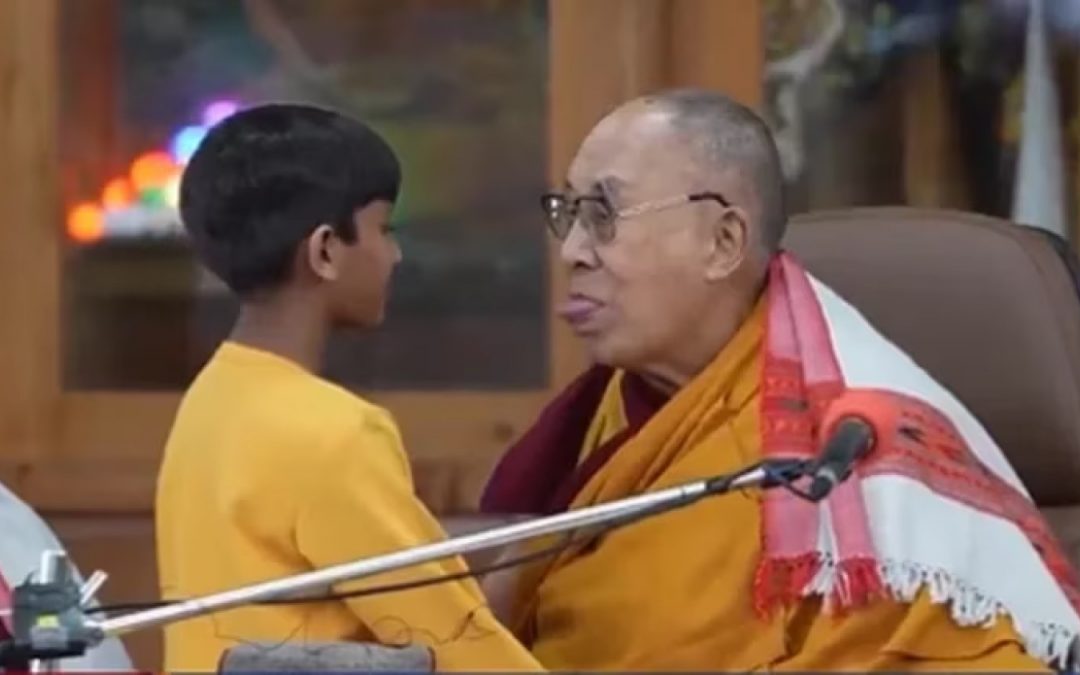 Dalai Lama pide disculpas tras protagonizar escandalosa escena con un niño