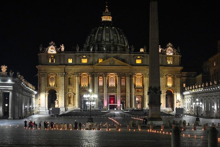 Hombre irrumpió con su auto en El Vaticano y quedó detenido