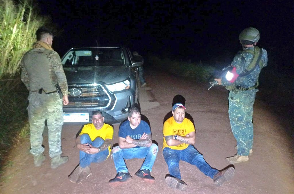 Detienen a tres hombres que transportaban drogas y armas en Amambay