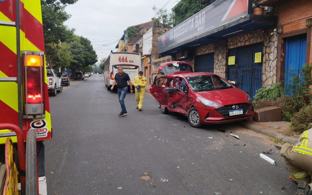 Grave accidente deja tres heridos en microcentro de Asunción