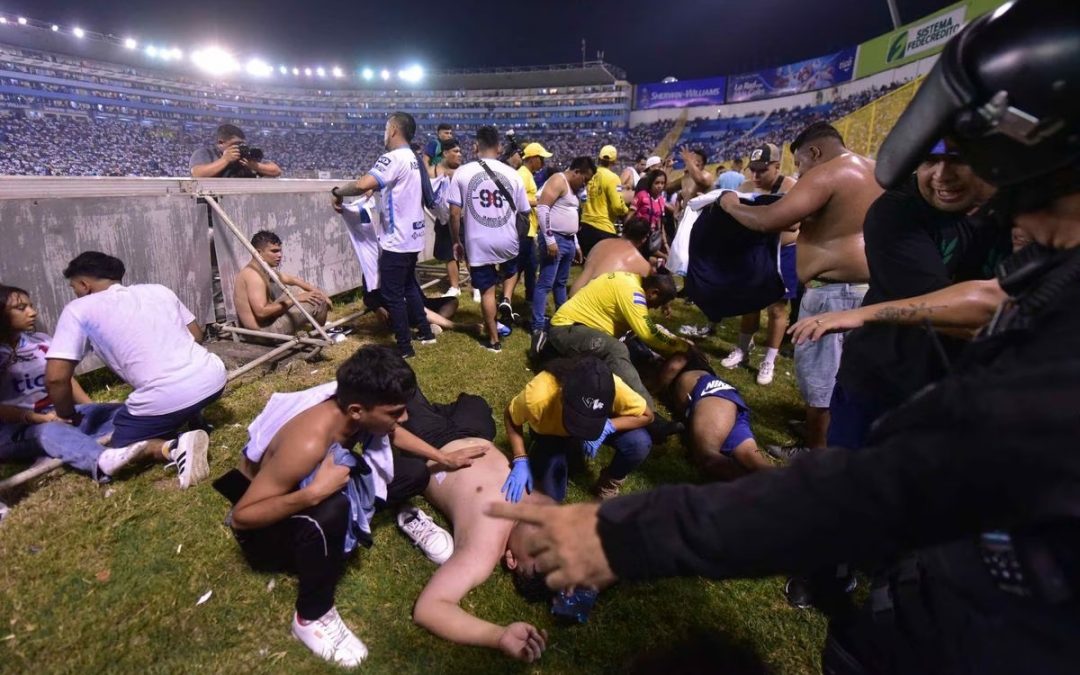 Tragedia en El Salvador: 12 muertos y 100 heridos, tras una estampida de aficionados en un estadio