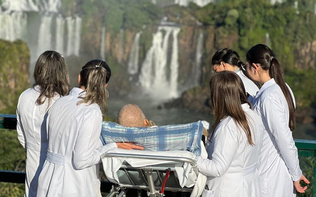 Brasil: paciente con cáncer cumplió el deseo de conocer las cataratas del Iguazú