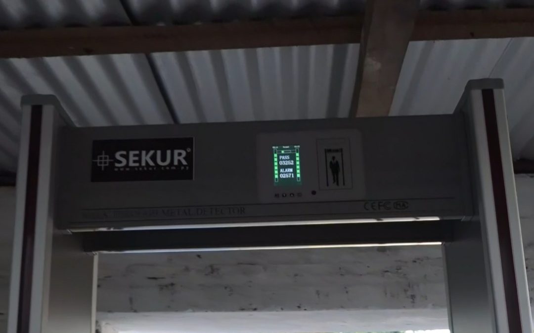 Colegio de Limpio implementa detector de metales para más seguridad