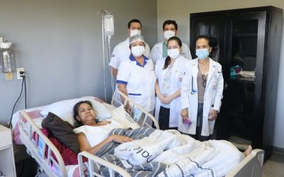 Dan alta médica a mujer trasplantada de médula ósea
