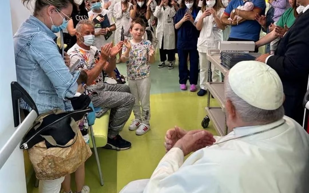 Papa Francisco visita a niños de oncología durante su internación en el Gemelli de Roma