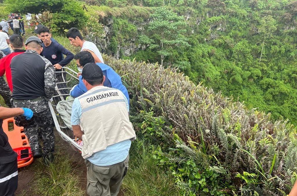 Ecuador: rescatan a niño que cayó a un cráter volcánico de las Islas Galápagos
