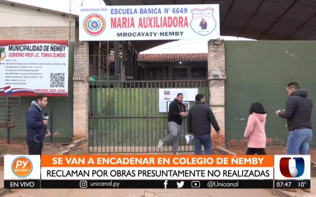 Padres de un colegio se encadenan reclamando irregularidades en obras entregadas