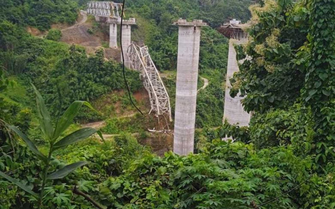 India: mueren 17 trabajadores tras desplomarse un puente en construcción